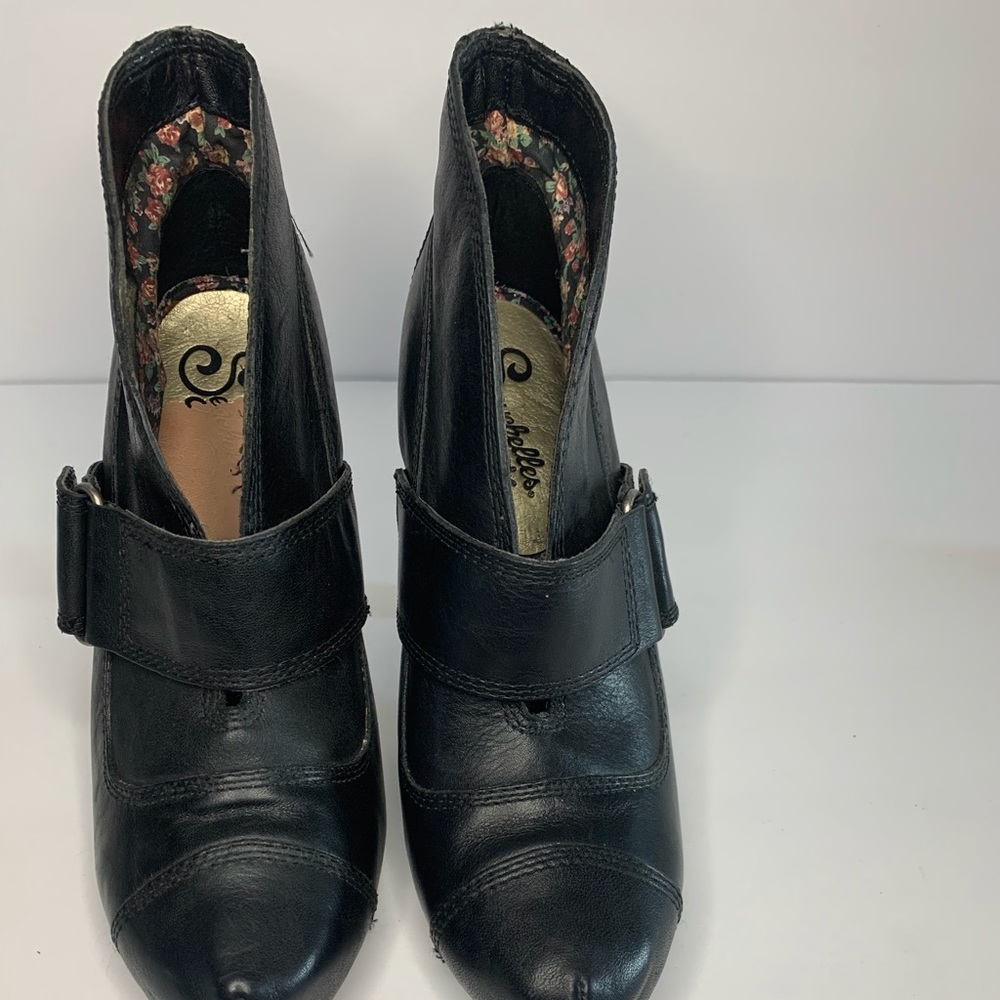 Seychelles Black Leather Bootie size  7.5